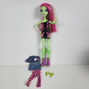 Monster High Venus McFlytrap Doll w/ Two Outfits Accessories